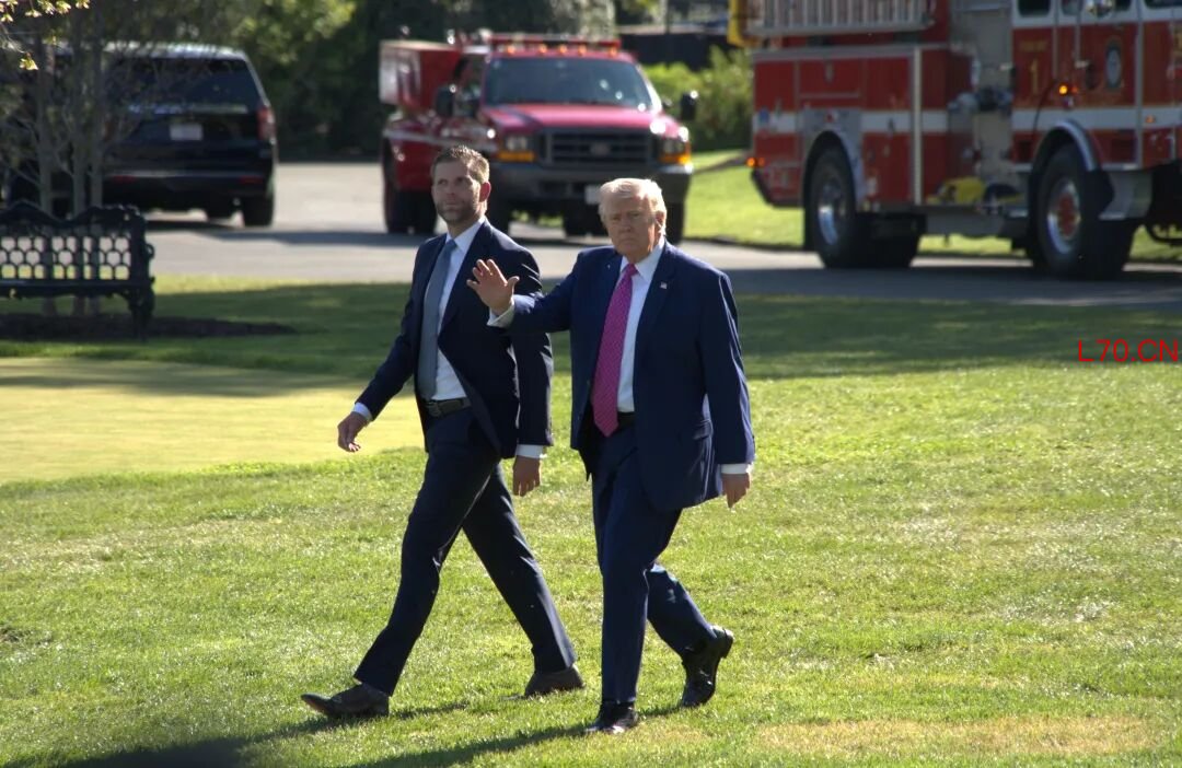 4月10日，美国总统特朗普（右）准备乘直升机离开华盛顿白宫。新华社发（李源清摄）