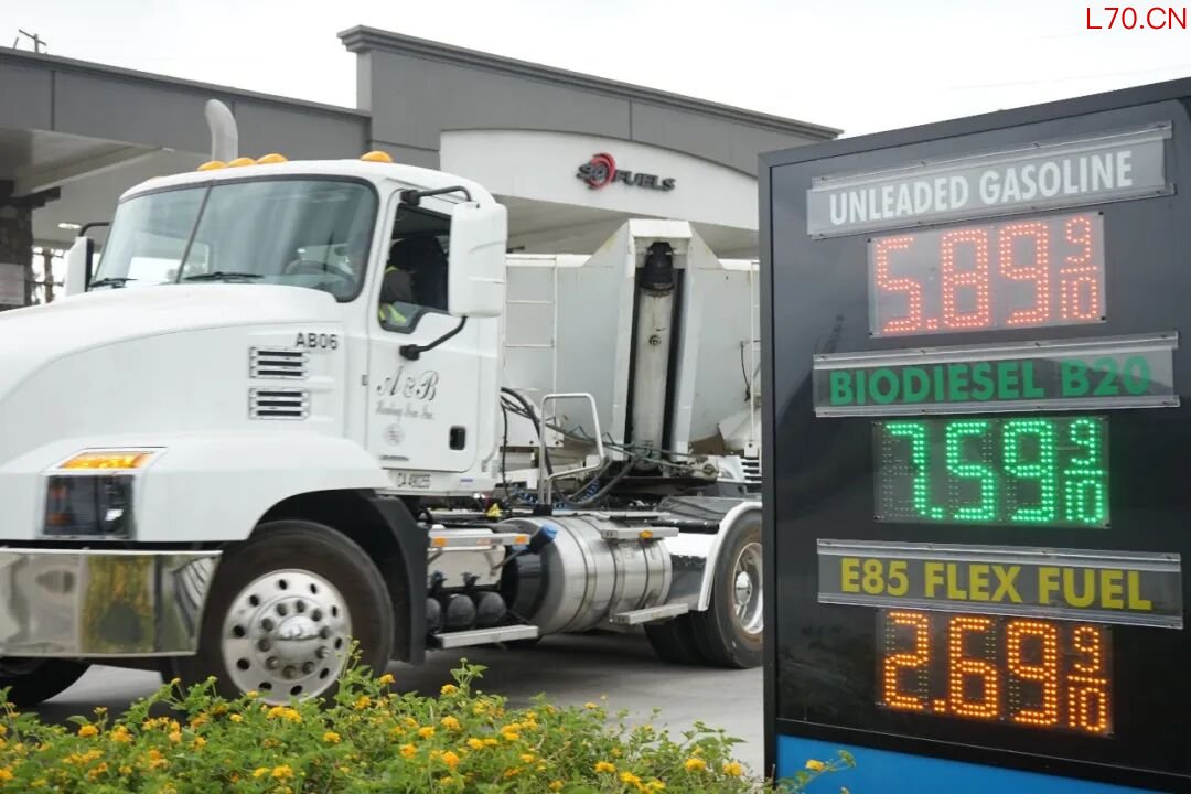 这是3月31日在美国加利福尼亚州蒙罗维亚市一座加油站拍摄的油品价格。新华社发（曾慧摄）
