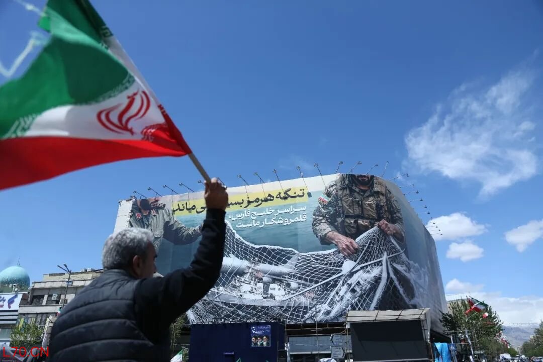 4月8日，一名男子在伊朗首都德黑兰革命广场参加集会。新华社记者 沙达提 摄