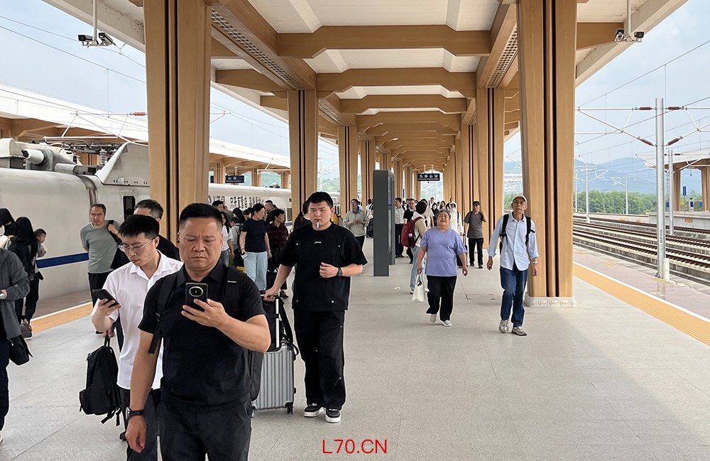 列车停靠九华山站，不少旅客下车。邬迪摄
