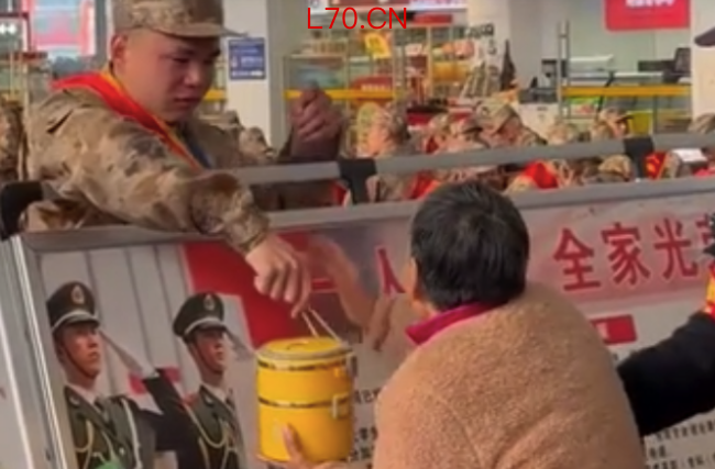 76岁奶奶送孙子入伍 这一幕看泪目了
