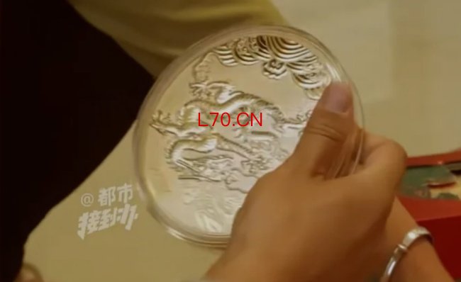 妻子发现丈夫藏200多枚金币气炸 假金币引发家庭危机
