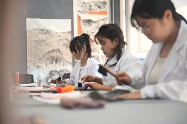 《自然》：当AI逼问“为什么”，理工大学开始抢着招哲学家
