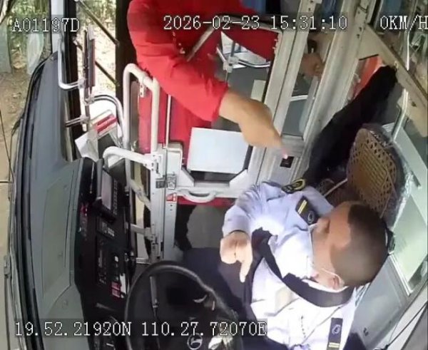 一男子未到站要求下车遭拒，抢夺公交车方向盘并持续殴打司机！警方介入