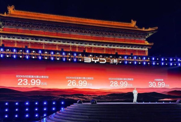 23.99万起，车长近5米3，带后轮转向，这国产旗舰卖疯了！